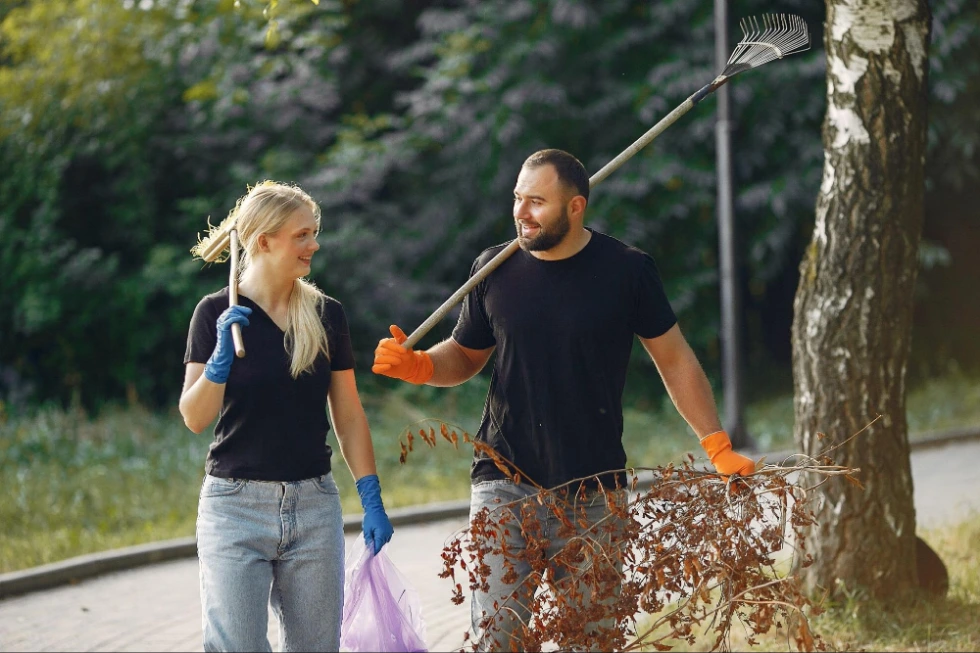 prace porządkowe przy zieleni miejskiej